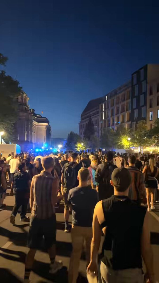 MAINTENANT - Une voiture fonce dans la foule lors du Christopher Street Day (CSD) à Berlin, rapporte Bild.
