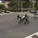 REGARDER: La prise de contrôle de vélos électriques par des adolescents envahit les rues du centre-ville, bloquant la circulation, entraînant des accusations