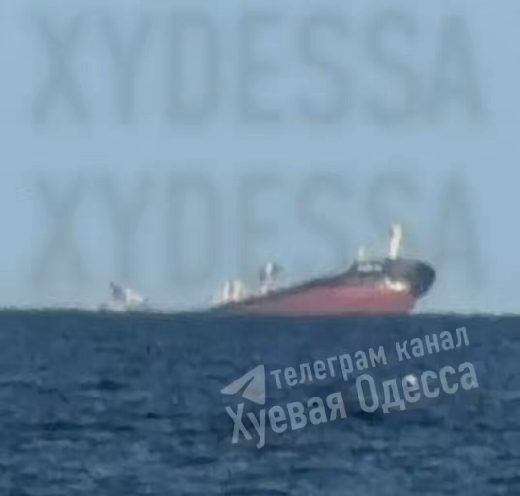 Le cargo touché par plusieurs missiles de croisière russes alors qu'il transportait des céréales…