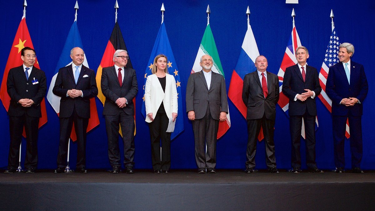 Ministres et officiels du P5+1 et de l’Iran réunis autour d’une table de négociation à Lausanne