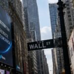 Wall Street et le siège du Nasdaq à New York