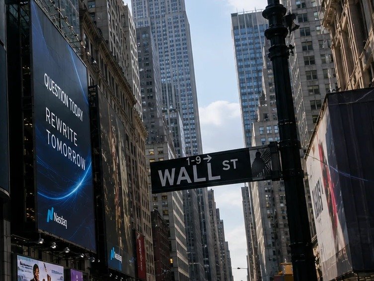 Wall Street et le siège du Nasdaq à New York