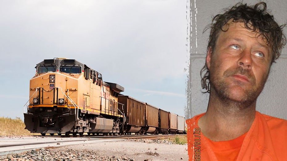 Un homme qui aurait roulé nu au sommet d'une locomotive en mouvement a été arrêté après une étrange cascade de train : shérif