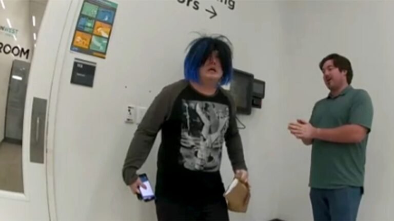 Une étudiante trans fond à cause des pronoms dans une nouvelle séquence virale de caméra corporelle : "Dites simplement qu'elle"