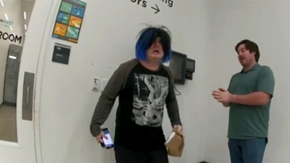 Une étudiante trans fond à cause des pronoms dans une nouvelle séquence virale de caméra corporelle : "Dites simplement qu'elle"