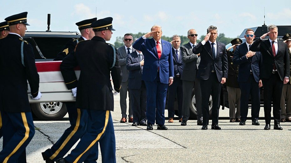 Trump salue les « grands héros » alors qu'il assiste au transfert digne des militaires américains tués en Jordanie et en Irak