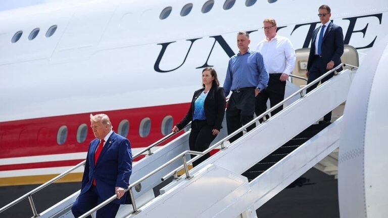 Trump rend un hommage émouvant au lieutenant de l'armée tombé Tyler Feehan après avoir transporté sa famille en deuil sur Air Force One