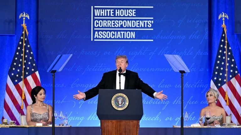 Trump n'épargne personne au dîner de la WHCA, visant les démocrates, la presse et son propre cabinet