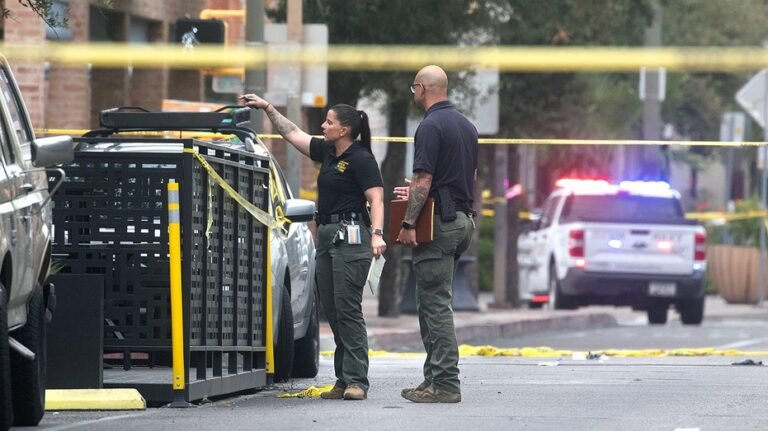 Un homme armé inculpé après avoir blessé 9 personnes lors d'une fusillade dans la vie nocturne de Tucson avant que la police ne l'abatte