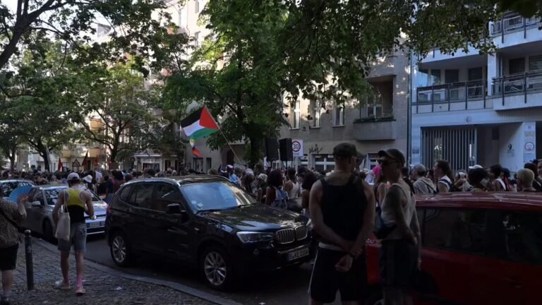 🇩🇪 « De Berlin à Gaza, Yalla Yalla Intifada » : les manifestants de la Fierté de Berlin ont scandé des…