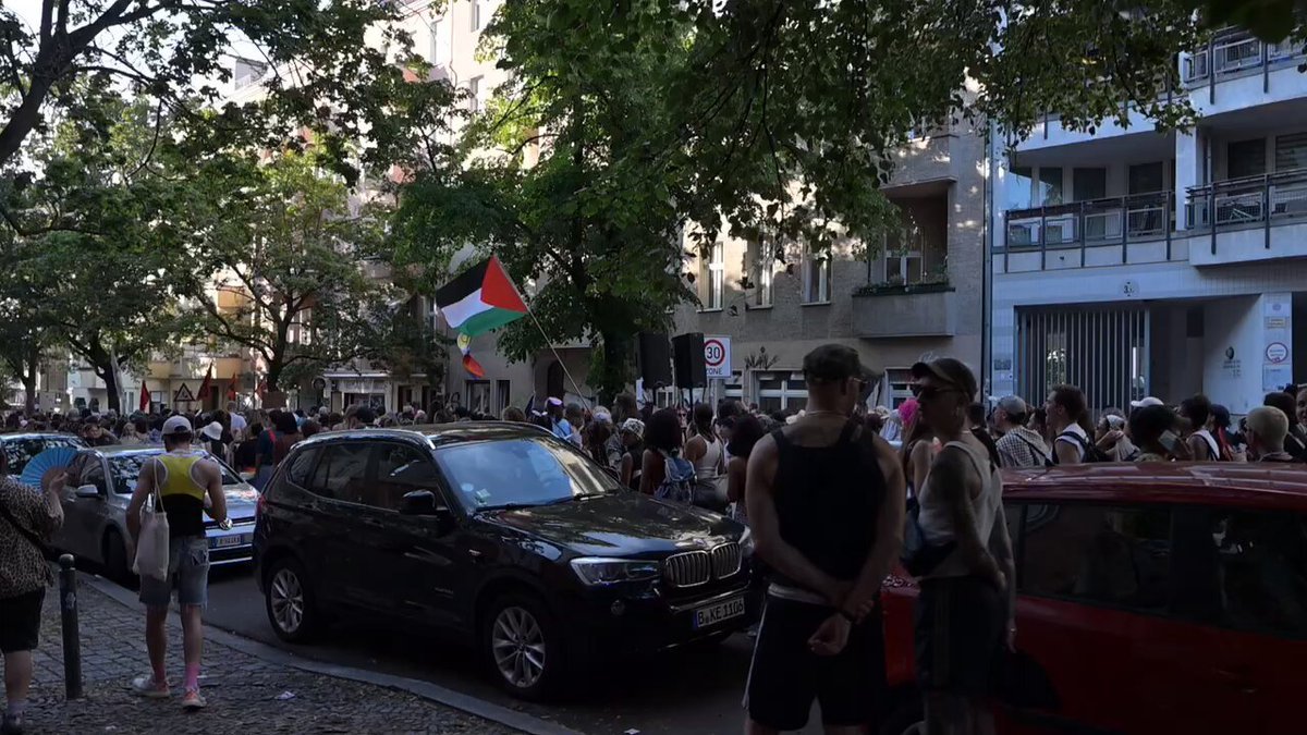 🇩🇪 « De Berlin à Gaza, Yalla Yalla Intifada » : les manifestants de la Fierté de Berlin ont scandé des…