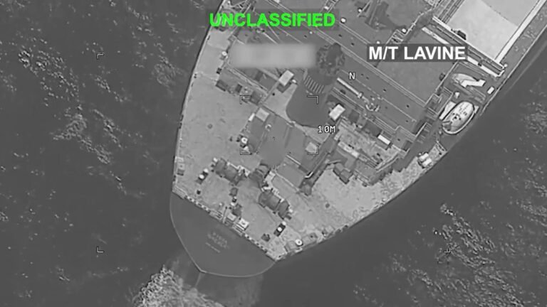 Images de forces américaines tirant un missile air-sol Hellfire sur la salle des machines du pétrolier…