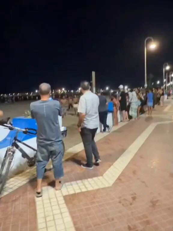 🇪🇸 Les migrants marocains illégaux font la fête après être entrés par la mer dans l’enclave espagnole de…