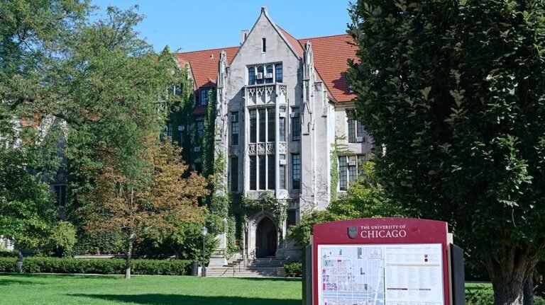 Deux personnes retrouvées tuées par balle dans une voiture sur le campus de l'Université de Chicago : rapport