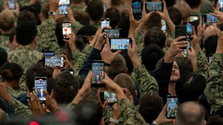 L'Iran exploite les réseaux sociaux des troupes américaines alors que l'armée envisage de saisir des téléphones portables