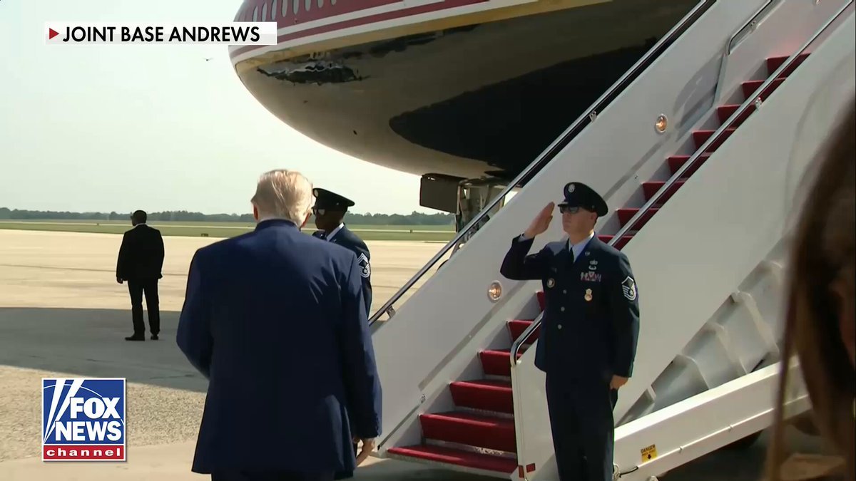 Le président Trump quitte la base commune Andrews en route vers la base aérienne de Douvres, où il…