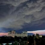 Une ville russe entière enveloppée dans la fumée et l’obscurité après l’attaque d’une grande raffinerie
