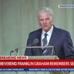 "Je serai leur Dieu et ils seront mes enfants." Le révérend Franklin Graham lit les Écritures en souvenir…