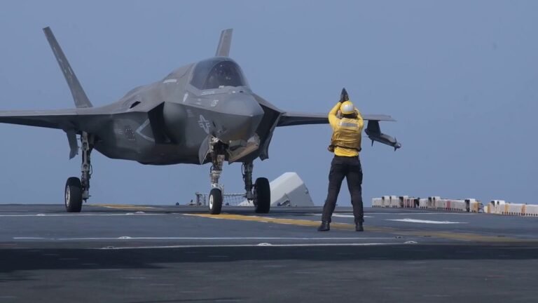 CENTCOM : "Les marins préparent les avions de combat furtifs F-35B du Corps des Marines des États-Unis…