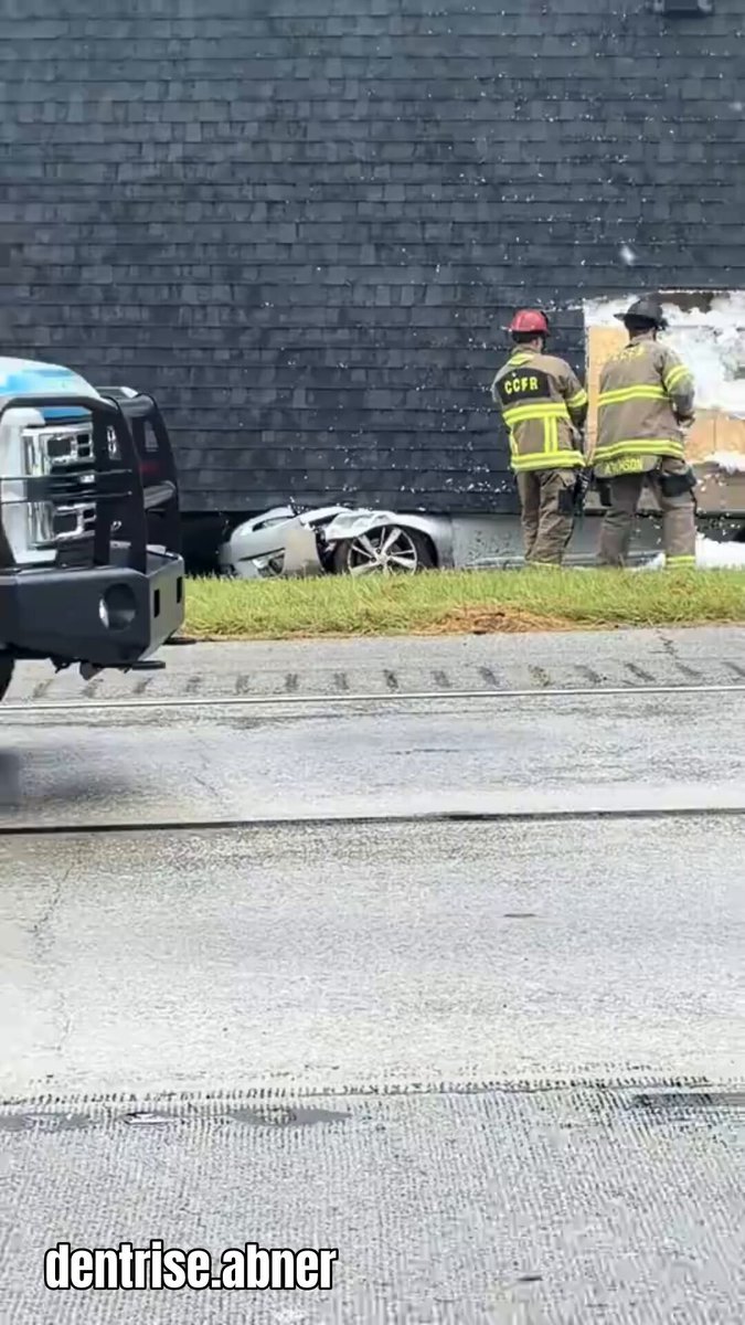 Une maison transportée s'est renversée sur une voiture lors d'un accident massif sur la I-20 en Géorgie.