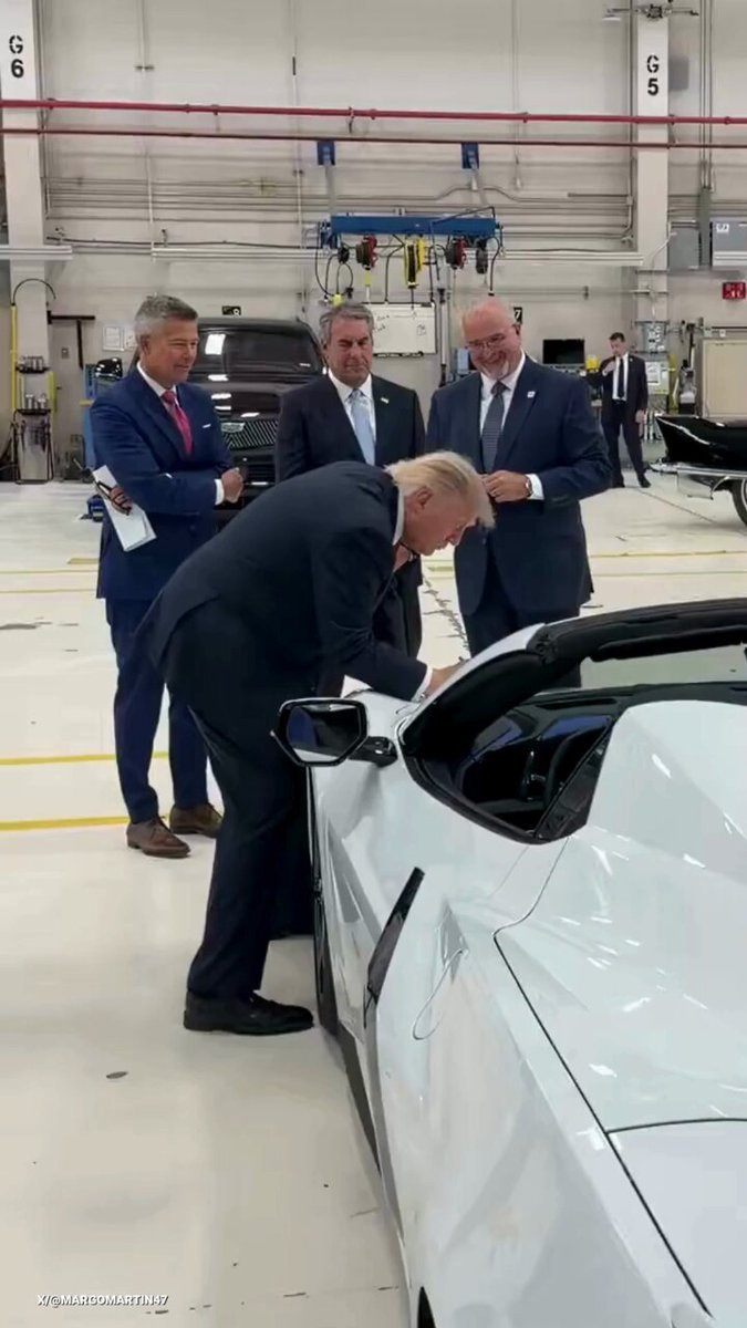 BESOIN DE VITESSE : le président Donald Trump signe une Chevrolet Corvette dans une usine de General…