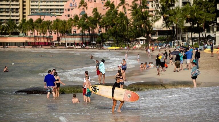 Le frère de Tulsi Gabbard inculpé après avoir prétendument tenté d'attirer des enfants dans une chambre d'hôtel à Waikiki (police)