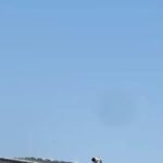Un quadricoptère israélien largue des munitions dans un puits de tunnel sur Ali Taher, dans le sud du…