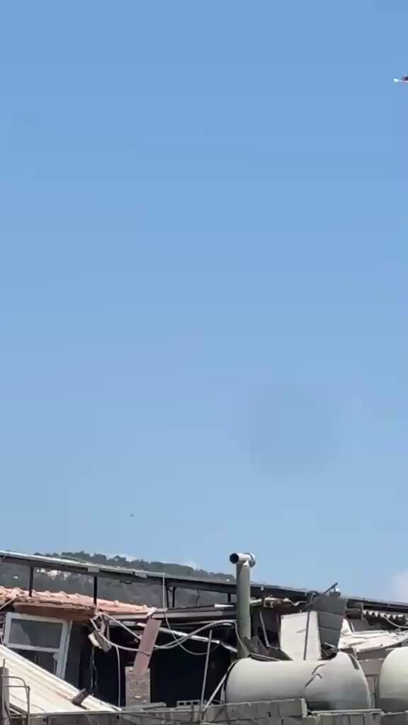 Un quadricoptère israélien largue des munitions dans un puits de tunnel sur Ali Taher, dans le sud du…