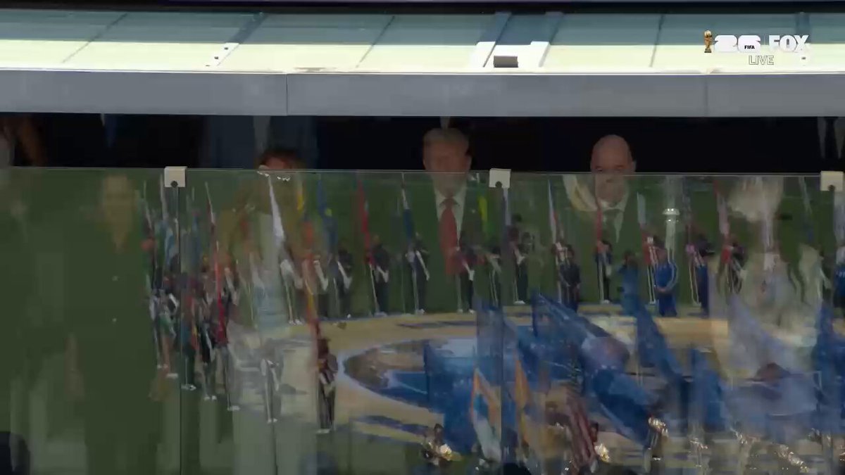 .@POTUS et @FLOTUS regardent The Star-Spangled Banner chanter lors de la finale de la @FIFAWorldCup dans…