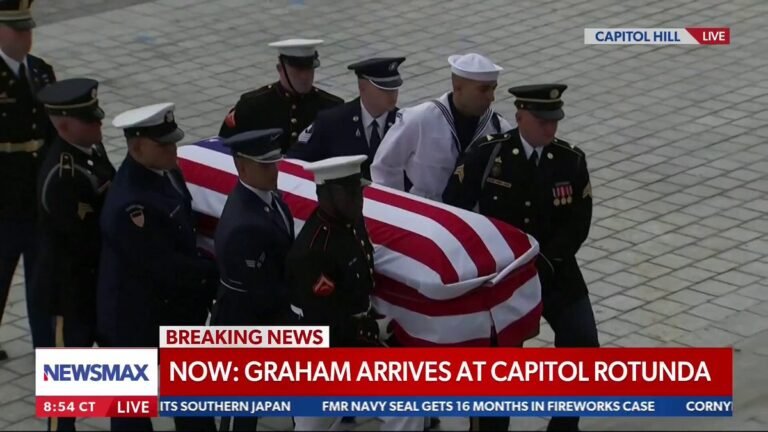 🇺🇸 Le cercueil de l'ancien sénateur Lindsey Graham entre au Capitole des États-Unis.