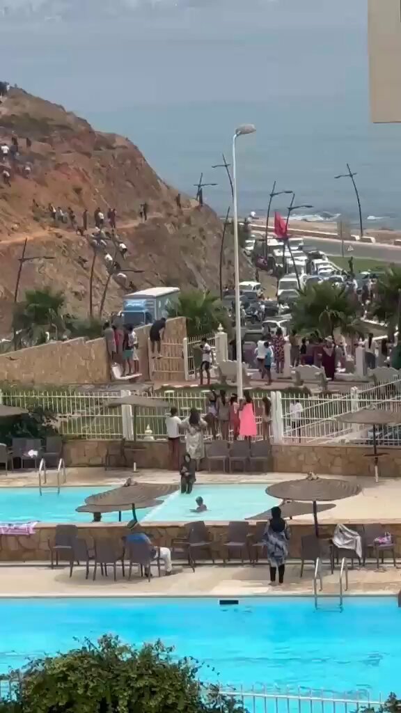 🇲🇦🇪🇸 Images horrifiantes de la ville marocaine de Fnideq Une foule immense de migrants sud-africains…