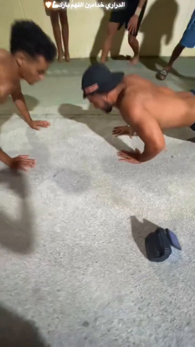 Des migrants illégaux s'exhibent dans le centre pour demandeurs d'asile de Ceuta.