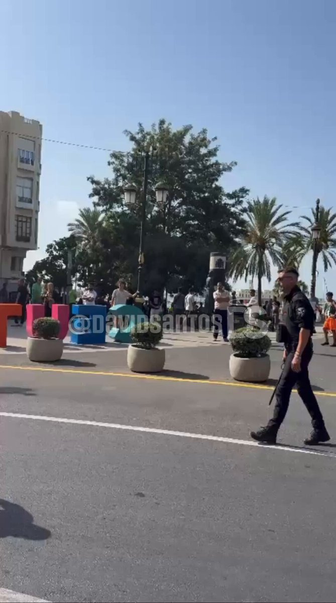 Les habitants de Ceuta sont descendus dans la rue contre l'invasion de migrants illégaux dans leur maison.