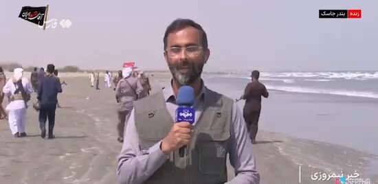 Des images des médias d'État iraniens montrent des hommes armés à Bandar Jask, sous-titrées "Les habitants…