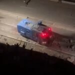 Les migrants illégaux mettent le feu aux bus et jettent des pierres sur la police