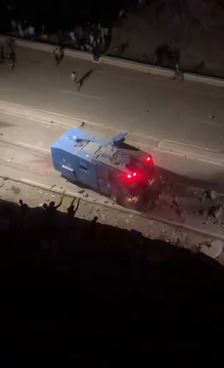 Les migrants illégaux mettent le feu aux bus et jettent des pierres sur la police