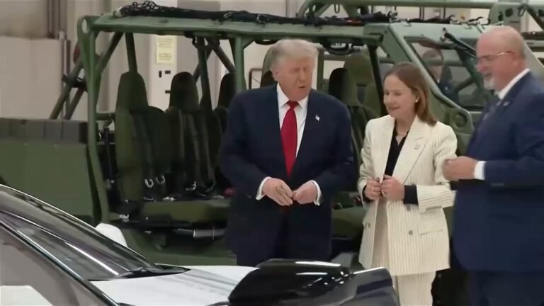 .@POTUS signe une Corvette « Stars & Steel Edition » dans les locaux de GM à Milford, Michigan