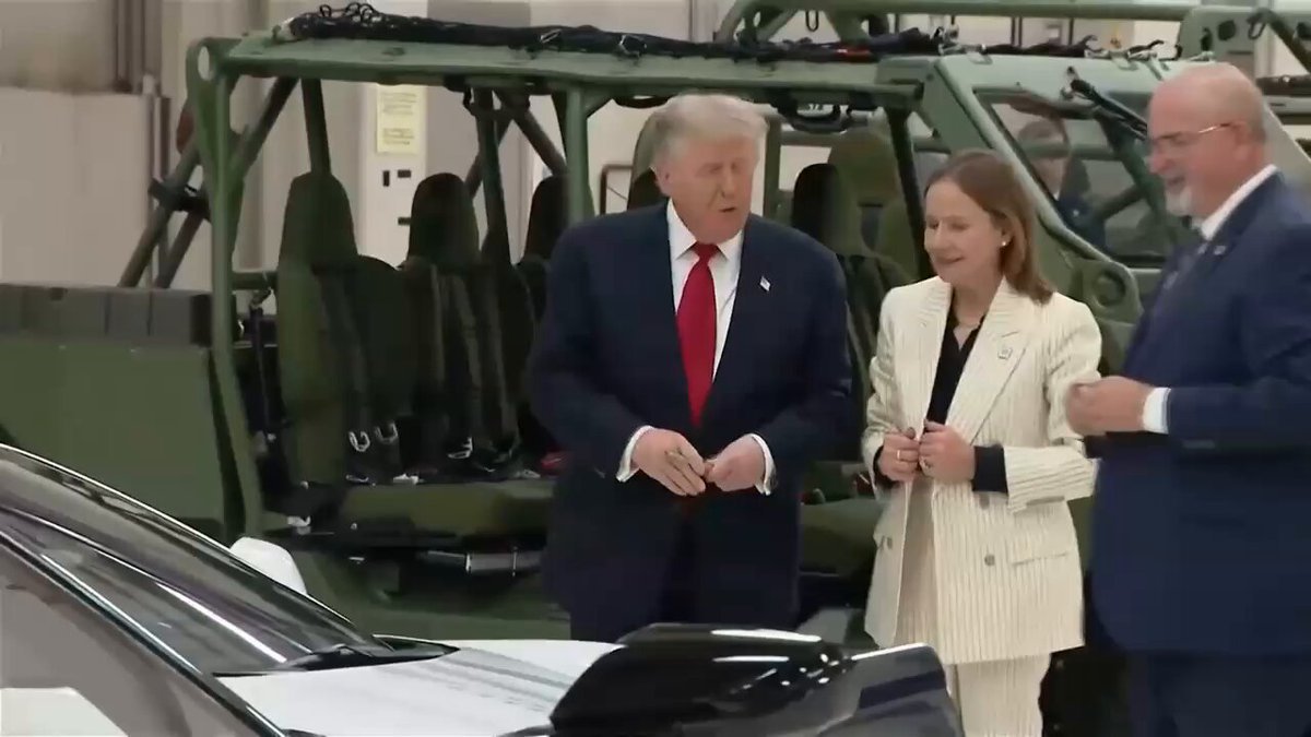 .@POTUS signe une Corvette « Stars & Steel Edition » dans les locaux de GM à Milford, Michigan