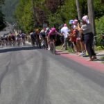 Un homme a failli provoquer un accident potentiellement mortel sur le Tour de France parce qu'il s'est…
