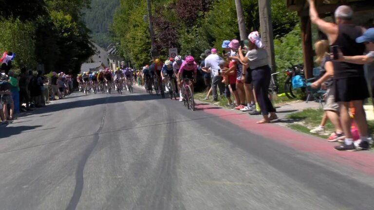 Un homme a failli provoquer un accident potentiellement mortel sur le Tour de France parce qu'il s'est…