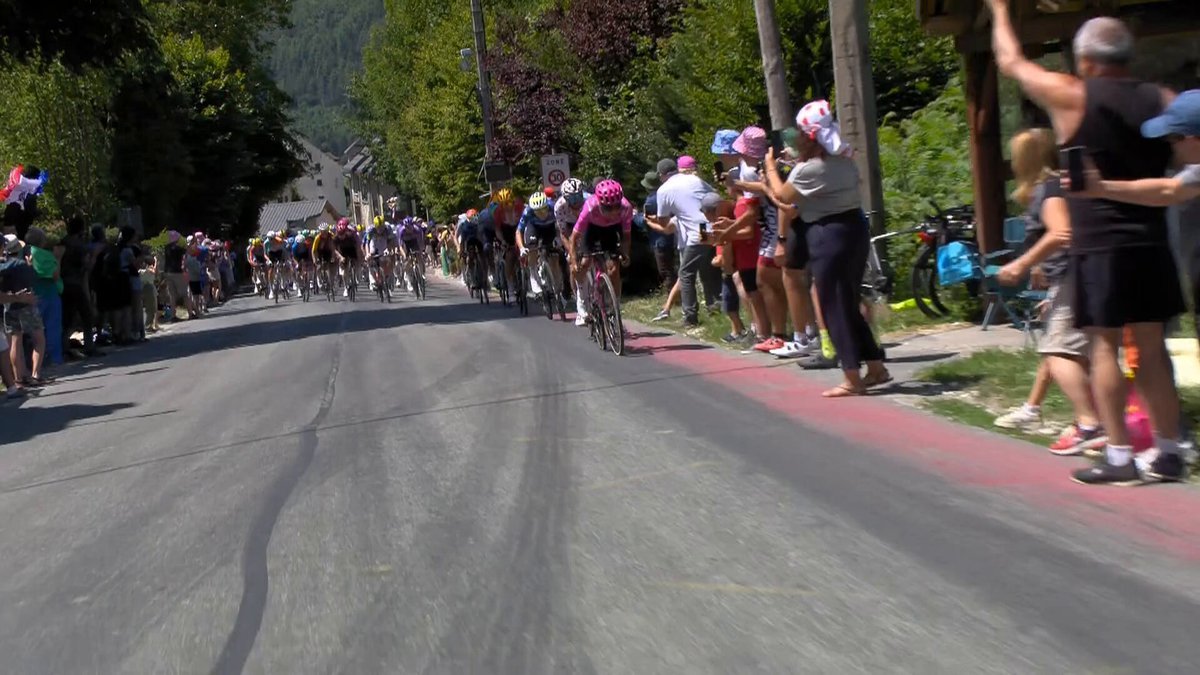 Un homme a failli provoquer un accident potentiellement mortel sur le Tour de France parce qu'il s'est…