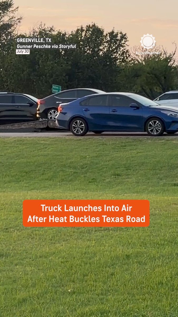 Une camionnette a brièvement décollé après avoir heurté un tronçon de route à Greenville, au Texas, qui…