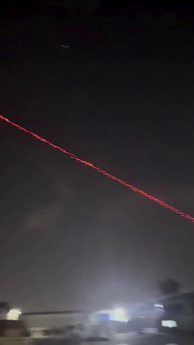 Les systèmes américains C-RAM tentent d'abattre ce soir des drones iraniens au-dessus d'Erbil, dans le…