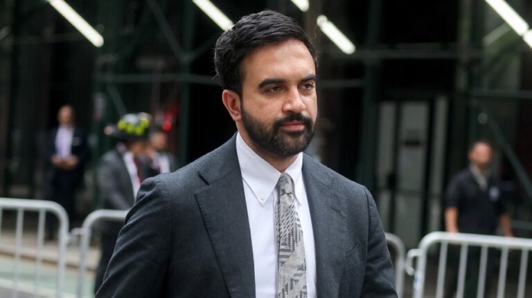Mamdani tarde à réagir aux attaques au couteau antisémites présumées alors que Hochul et d'autres responsables de New York condamnent l'attaque