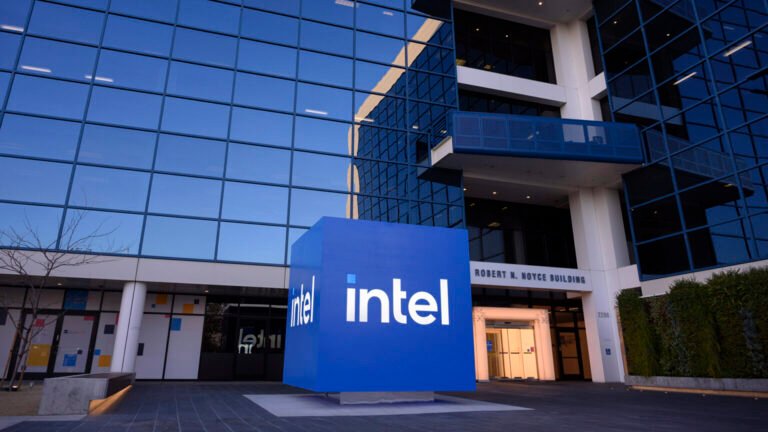 Jim Cramer révèle pourquoi Intel Corporation (NASDAQ:INTC) ne se limite pas à vendre des puces informatiques