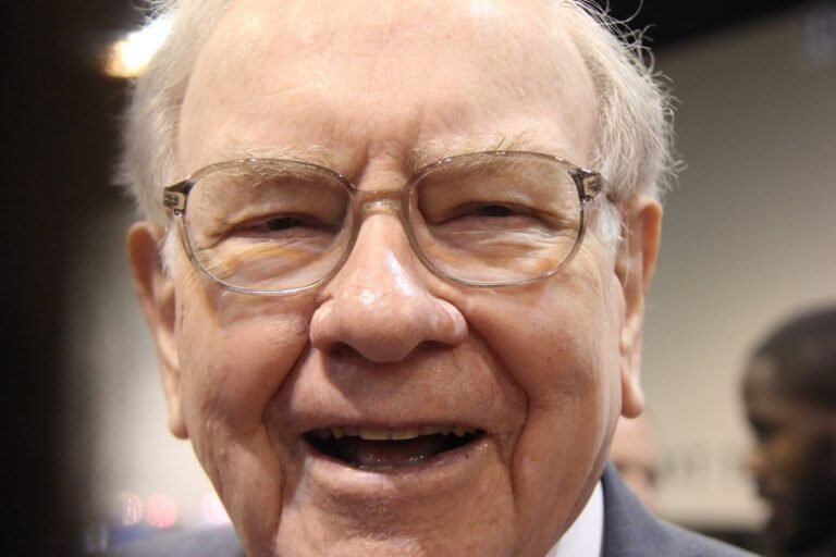 Berkshire, de Warren Buffett, pourrait acheter presque toutes les sociétés du S&P 500 avec ses 397 milliards de dollars de liquidités, mais attend toujours un meilleur prix