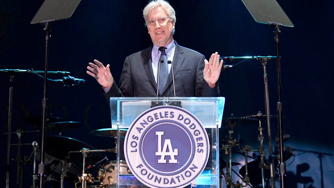 L'enquête sur le propriétaire des Dodgers nous rappelle que des « assureurs zombies » sont parmi nous – les critiques préviennent « qu'ils vont exploser »