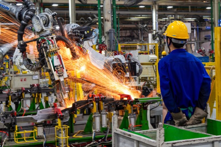 L'activité des usines chinoises recule pour le deuxième mois consécutif, moins que prévu