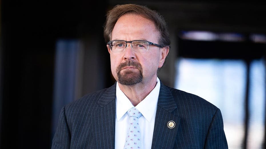 Le représentant du GOP, Chuck Edwards, abandonne sa candidature à la réélection après que le rapport sur l'éthique de la Chambre ait recommandé la censure