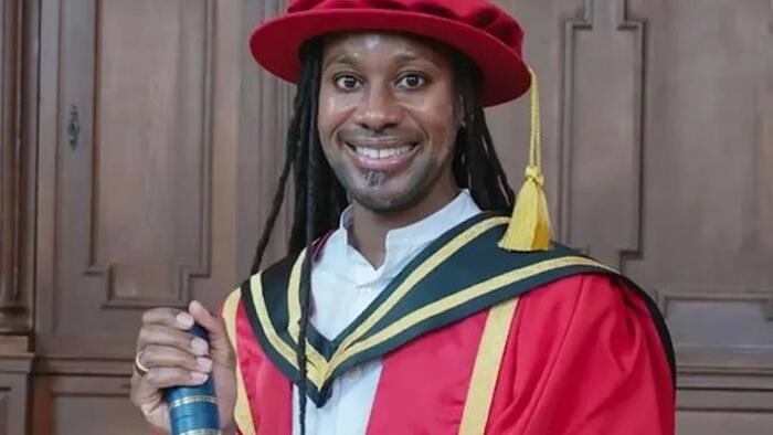 Le professeur noir voyageant dans le temps de Cambridge (et ses nombreux exploits surhumains)